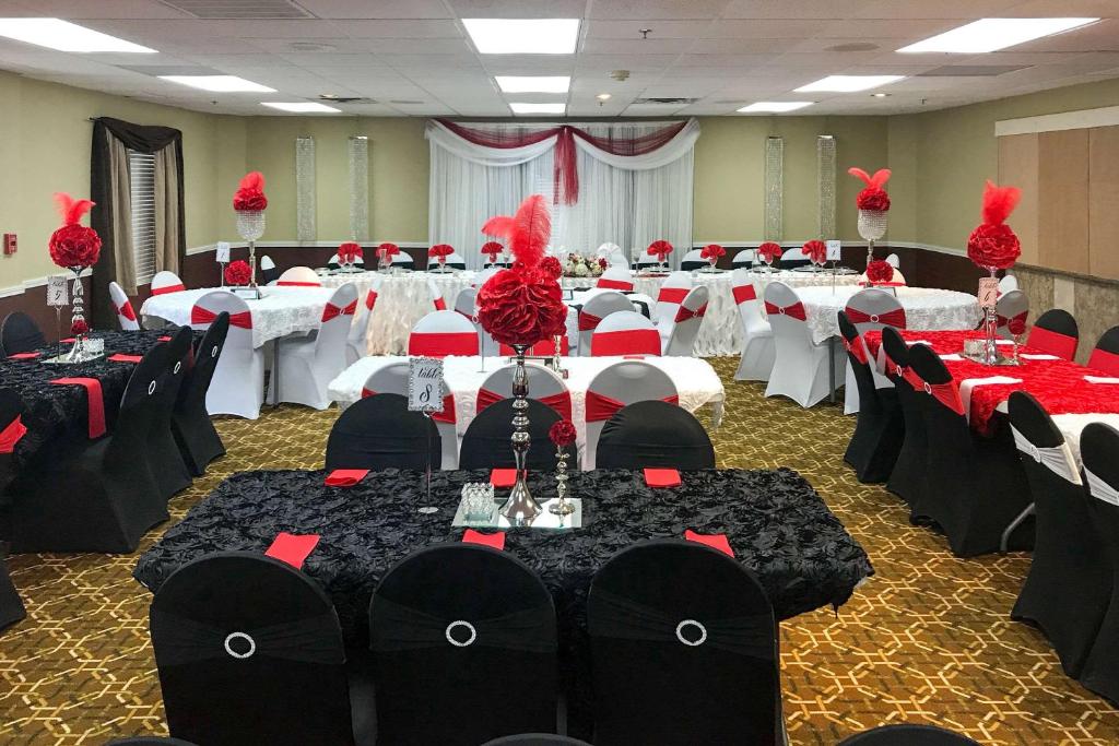 Best Hotel Near I-94 Battle Creek MI – elegant banquet hall setup for events, weddings, and gatherings
